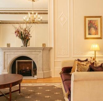 Kelvinbridge Apartment | Elegant Retreat at Grand in the Park with Breakfast Included