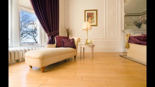 Kelvinbridge Apartment | Elegant Retreat at Grand in the Park with Breakfast Included