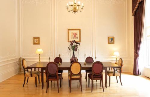 Kelvinbridge Apartment | Elegant Retreat at Grand in the Park with Breakfast Included