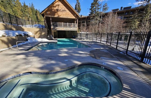 Government Camp House | Experience the Allure of Collins Lake Resort Grand Lodge