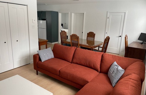 Aylmer Apartment | Bright & Inviting Demi Sous-sol with Family-Friendly Amenities