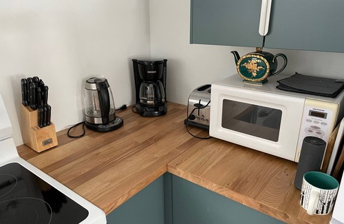 Aylmer Apartment | Bright & Inviting Demi Sous-sol with Family-Friendly Amenities
