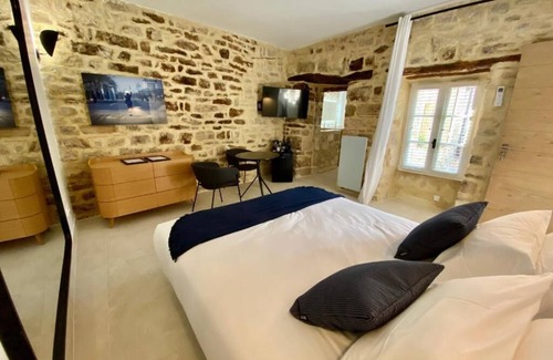 Martignargues House | Indulgent Grand Luxe SENSATION Suite with Private Jacuzzi