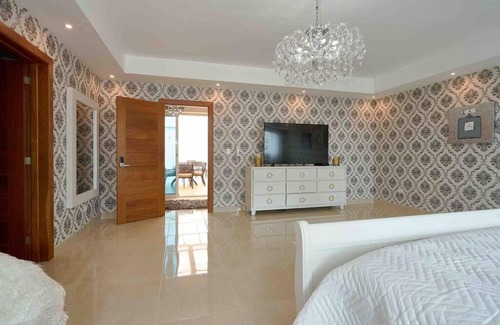 Renacimiento Apartment | Indulge in the Grand Luxury Penthouse with Hot Tub & Terrace