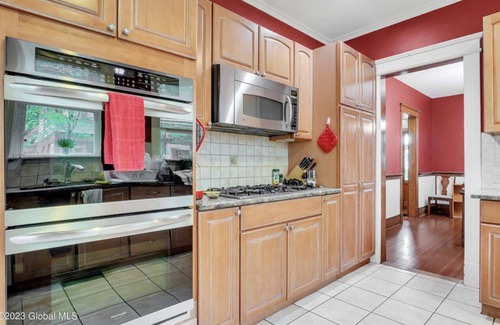 Melrose House | Discover Grand Manor: Walk to Eateries and Theatre