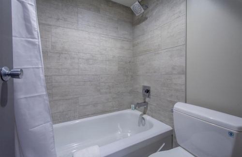 Hythe Hotel | Pet-Friendly Grand Marshal Inn with Breakfast Included