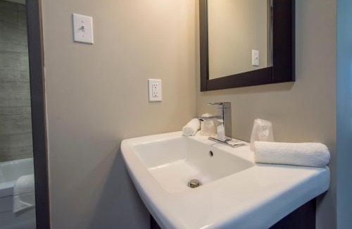 Hythe Hotel | Pet-Friendly Grand Marshal Inn with Breakfast Included