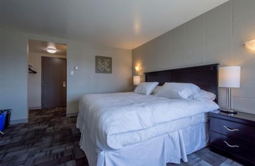 Hythe Hotel | Pet-Friendly Grand Marshal Inn with Breakfast Included