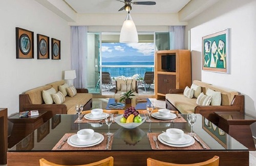 Zona Hotelera Resort | Elegant Grand Mayan Master Suite with Private Pool & Kitchen