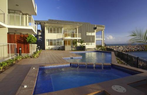 Nelly Bay Hotel | Tranquil Grand Mercure Apartments with Oceanfront Views