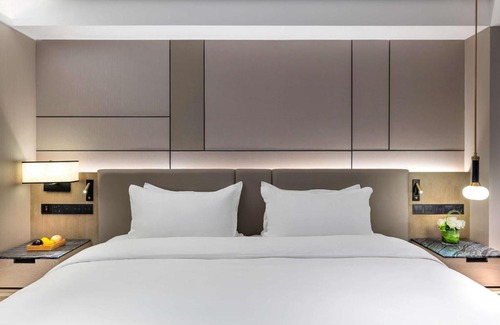 Qiao Kou Hotel | Elegant Grand Mercure Wuhan Qiaokou with Private Pool & Breakfast