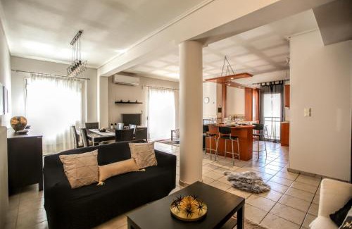 Kalambaka Apartment | Elegant Grand Meteora Central Apartment with Pool & Spa