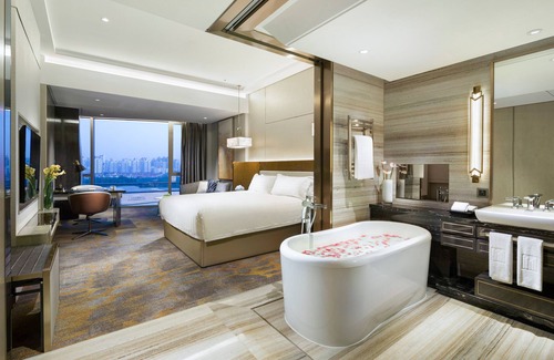 Changning Hotel | Elegant Grand Millennium HongQiao Shanghai with Pool & Spa