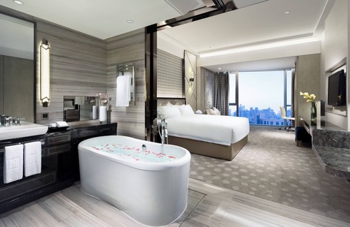 Changning Hotel | Elegant Grand Millennium HongQiao Shanghai with Pool & Spa
