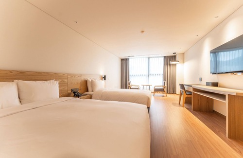 Daeyeon-dong Hotel | Grand Moment: Family-Friendly Stay with Great Amenities