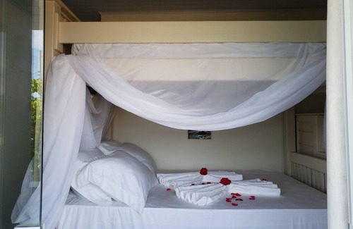 Aracatuba House | Relax at Grand Moriá Pousada Spa: Hot Tub & Kitchen Bliss