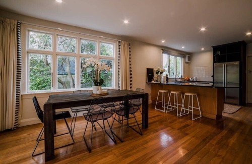 Merivale Villa | Grand Old Mansion - Sleeps 9