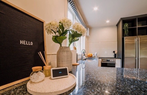 Merivale Villa | Grand Old Mansion - Sleeps 9