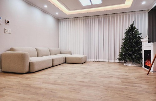 Yeonnam-dong Apartment | Spacious 4-Bedroom House in Trendy Hongdae, Rated 9.6/10