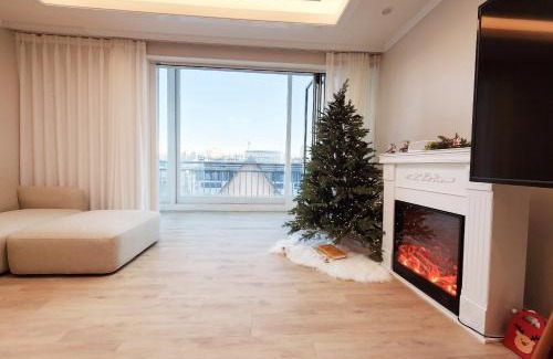 Yeonnam-dong Apartment | Spacious 4-Bedroom House in Trendy Hongdae, Rated 9.6/10