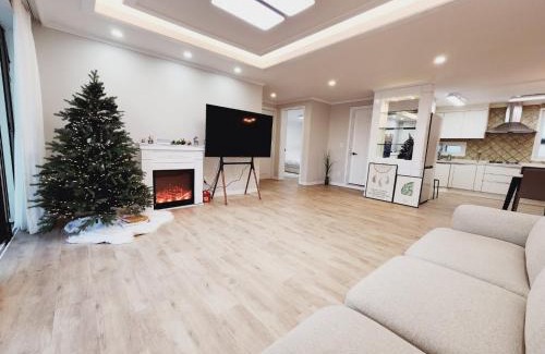 Yeonnam-dong Apartment | Spacious 4-Bedroom House in Trendy Hongdae, Rated 9.6/10