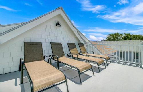 Isle of Palms House | Grand Pavilion 35: Family-Friendly Home with Pool Access