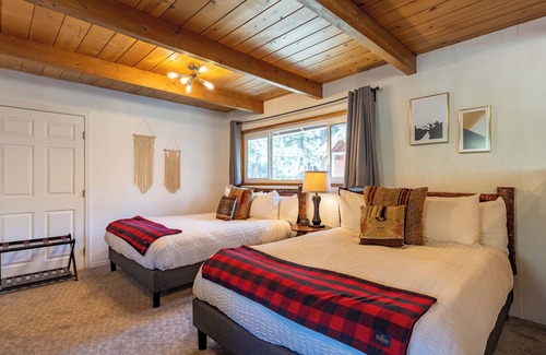 Wrightwood Hotel | Inviting Grand Pine Cabins: Family-Friendly with Breakfast