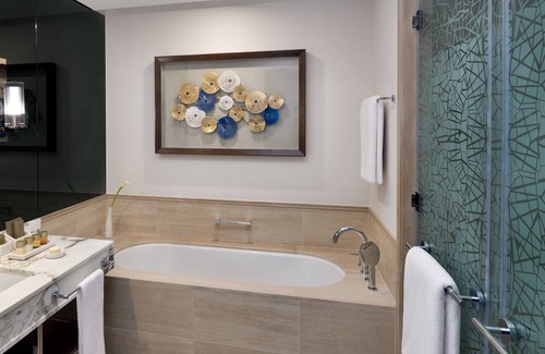 Dubai Internet City Hotel | Elegant Grand Plaza Mövenpick Media City with Pool & Spa