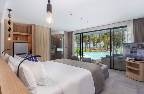 Khuekkhak Resort | Seaside Retreat with Pool Access and Spa Facilities