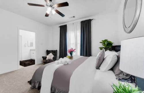 Grand Prairie House | Highly Rated Grand Prairie Gem Near DFW & AT&T Stadium