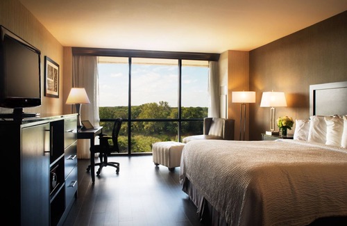 Mount Laurel Hotel | Discover Grand Resort Hotel: Pool, Spa & Family Amenities