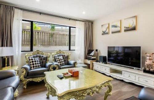 Fairview Heights House | Indulgent Grand Retreat: Spa, Sauna & Family-Friendly Fun