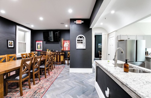 Museum District House | Unforgettable Grand Retreat with VMFA Views for Groups
