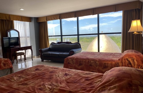 Tampico Hotel | Welcoming Hotel Grand Royal: Family-Friendly with Pool