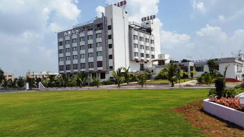 Latur Hotel | Discover Grand Sarovar Portico in Latur: Family-Friendly Stay