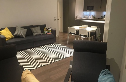 Fairfield Apartment | Exceptional Grand Serviced Apartments with Breakfast & Kitchen