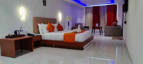Yercaud Hotel | Discover Grand Signature Hotel & Spa: Pool, Spa & Dining
