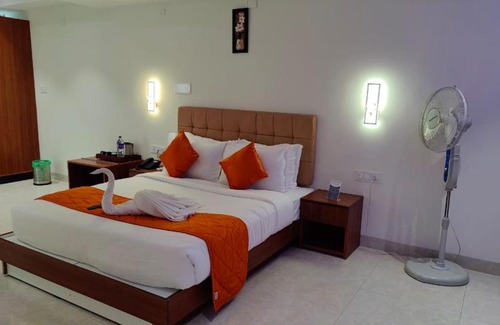 Yercaud Hotel | Discover Grand Signature Hotel & Spa: Pool, Spa & Dining