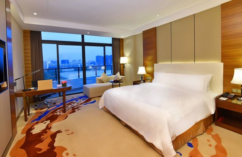 Huiyang Hotel | Inviting Grand Skylight Int'l Hotel Huizhou: 4-Star Comfort
