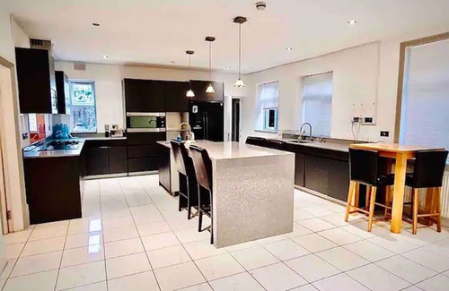 South Acton Apartment | Elegant 3-Bedroom Retreat with Garden and Hot Tub