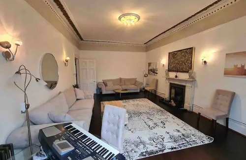 South Acton Apartment | Elegant 3-Bedroom Retreat with Garden and Hot Tub