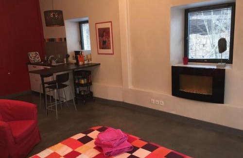 Venon Apartment | Peaceful Countryside Studio Near the City - Pet Friendly!
