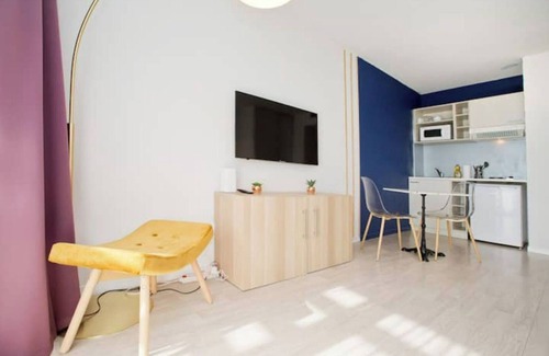 Lourdes Apartment | Cozy Grand Studio with Balcony Near the Train Station