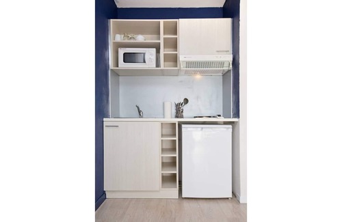 Lourdes Apartment | Cozy Grand Studio with Balcony Near the Train Station
