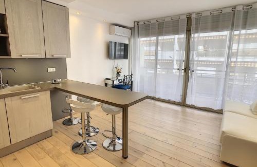 Cannes City Centre Apartment | Inviting Grand Studio Cabine Steps from Beautiful Beaches