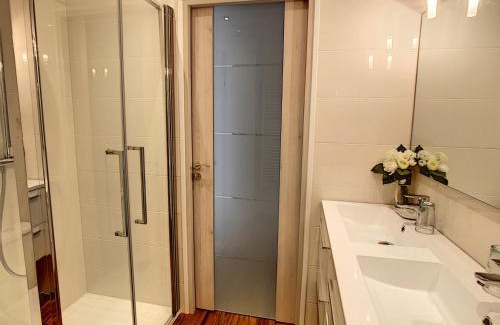 Cannes City Centre Apartment | Inviting Grand Studio Cabine Steps from Beautiful Beaches