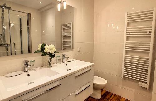 Cannes City Centre Apartment | Inviting Grand Studio Cabine Steps from Beautiful Beaches
