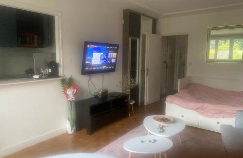 Adamville Apartment | Inviting Grand Studio with Terrace and Garden Amenities