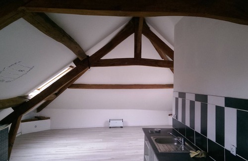 Monchy-Humieres Apartment | Cozy Independent Grand Studio in the Heart of the Village