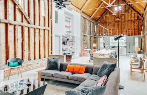 Chelsworth House | Inviting Grand Suffolk Barn Conversion - Pet Friendly Retreat